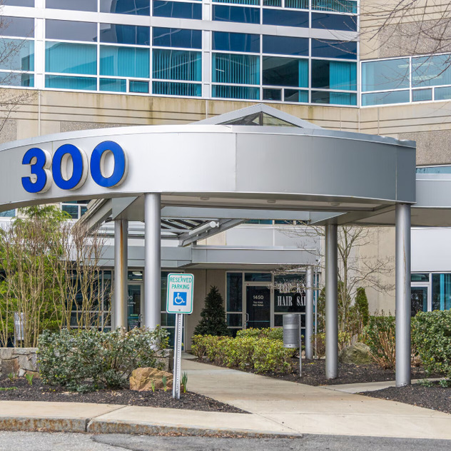 Front entrance to Sono Bello at 300 Tradecenter