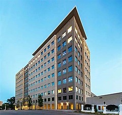 Outdoor view of Sono Bello's Buckhead consultation center in Atlanta, Georgia.